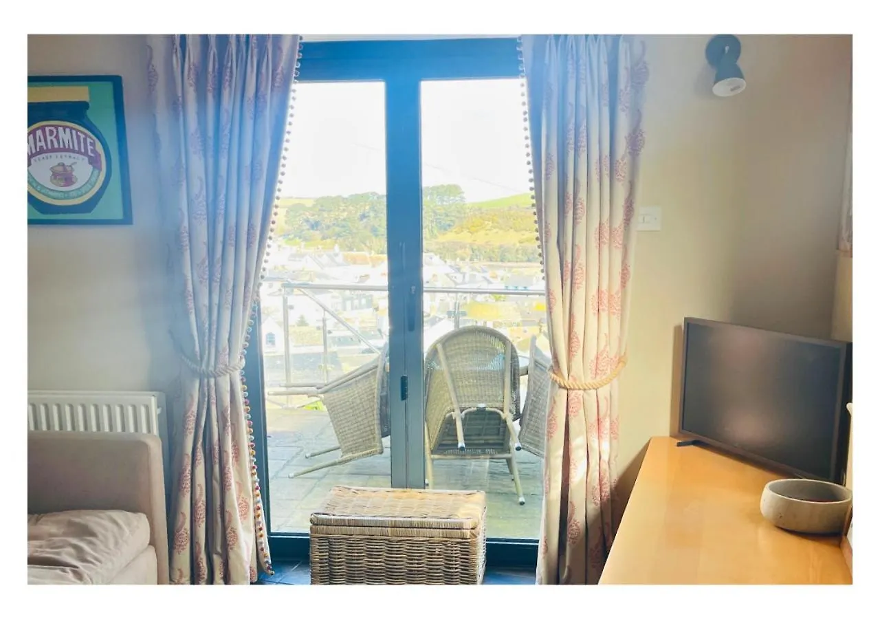 3-bedroom With Stunning Estuary Views Holiday home Salcombe
