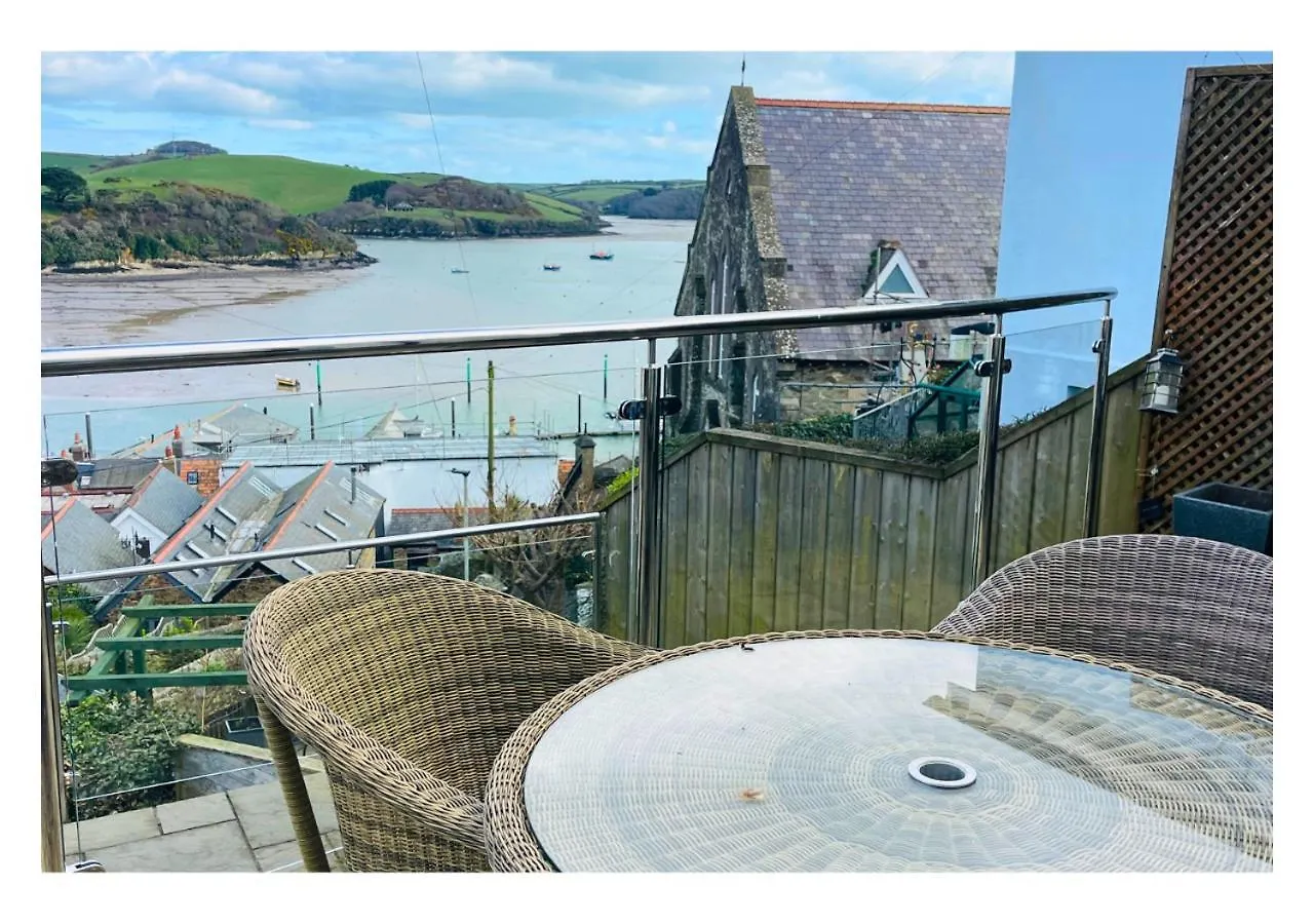 3-bedroom With Stunning Estuary Views Holiday home Salcombe