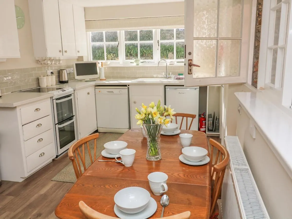11 Robinsons Row Salcombe