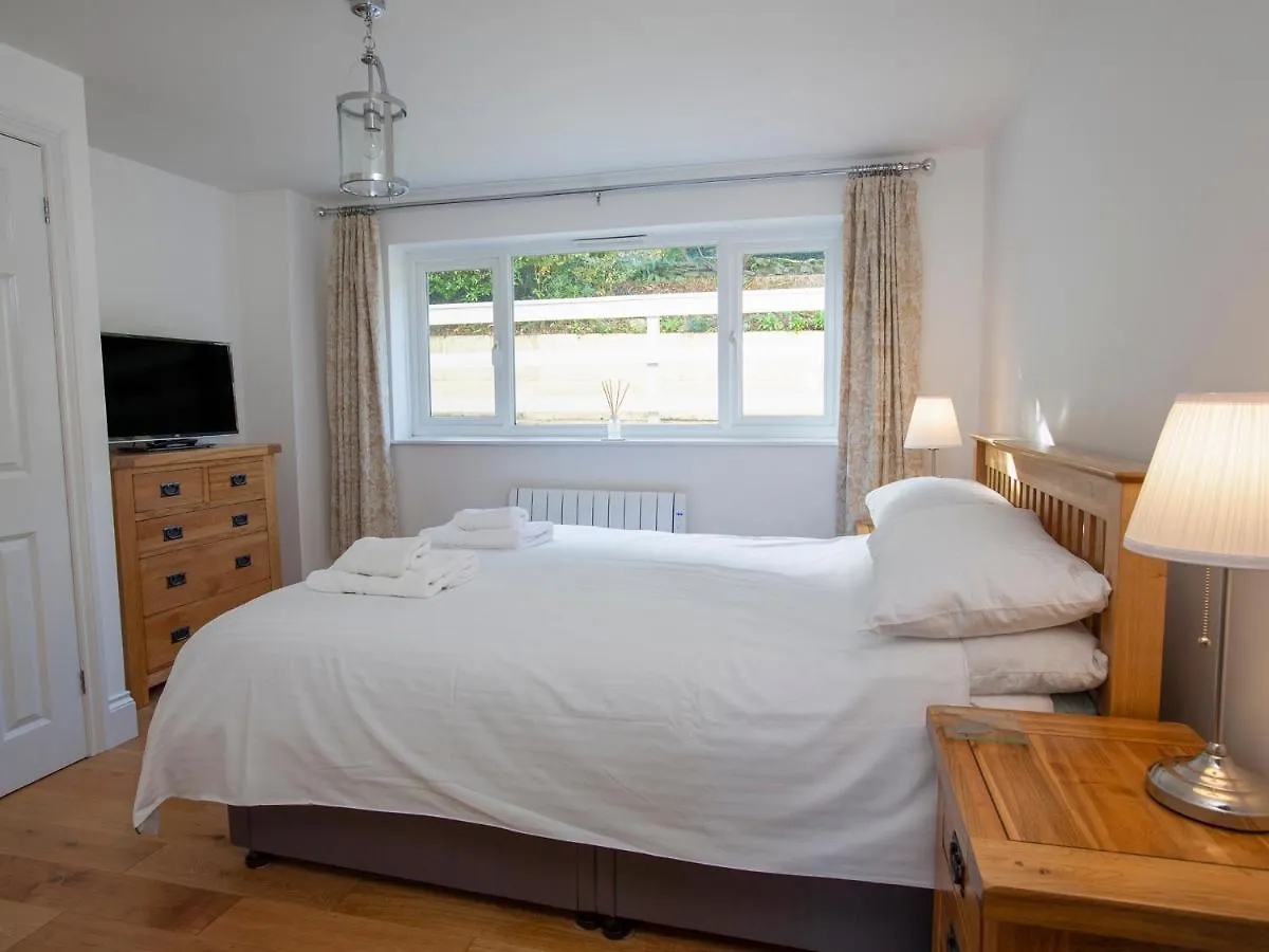 1 Lyndhurst Salcombe