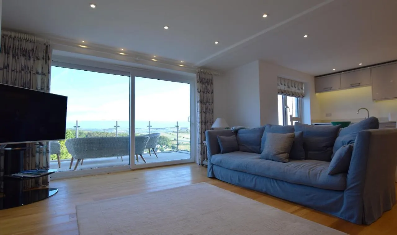 Whispers - 4 Bedroom Modern Family In Sleeps 8 Holiday home *