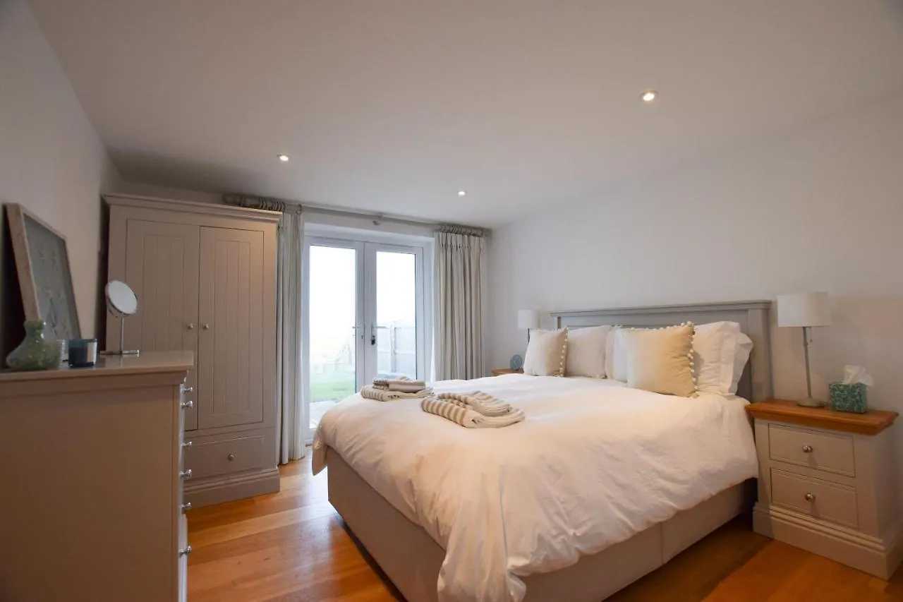 Whispers - 4 Bedroom Modern Family In Sleeps 8 Holiday home Salcombe