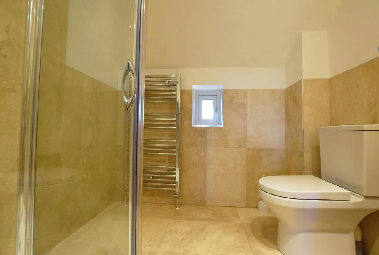 Whispers - 4 Bedroom Modern Family In Sleeps 8 Holiday home *