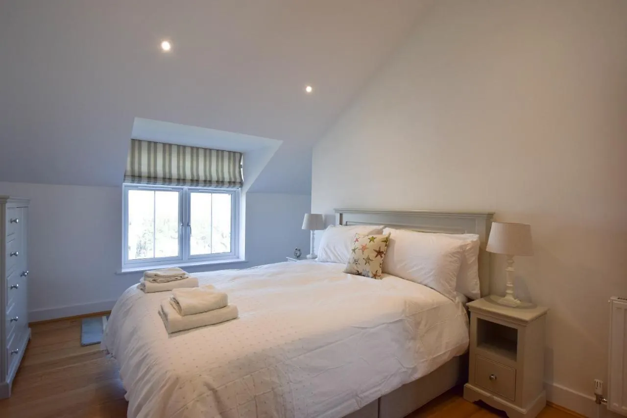 Whispers - 4 Bedroom Modern Family In Sleeps 8 Holiday home