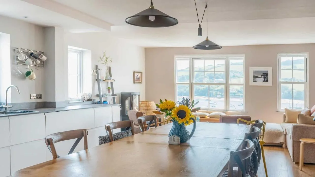 10 Buckley Street * Salcombe