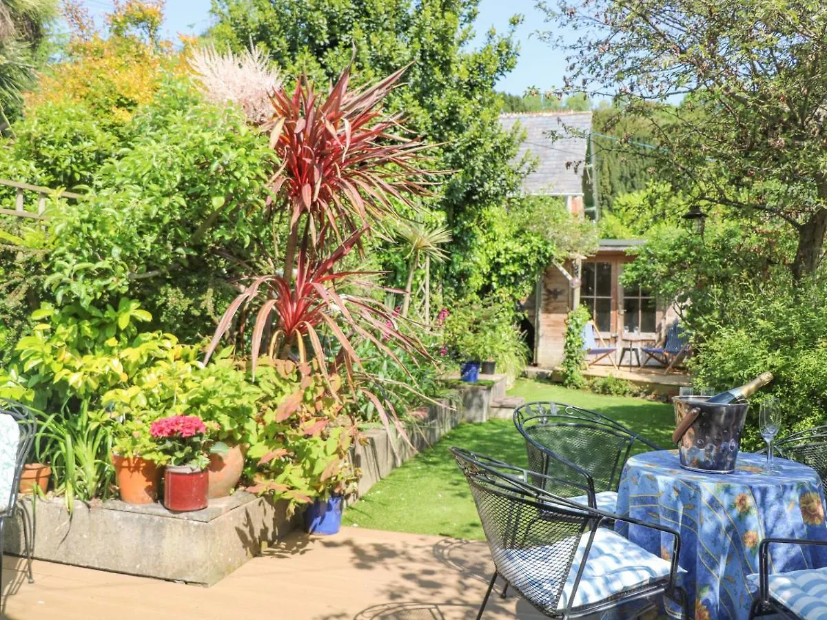 Mayflower, 9 Coronation Road * Salcombe