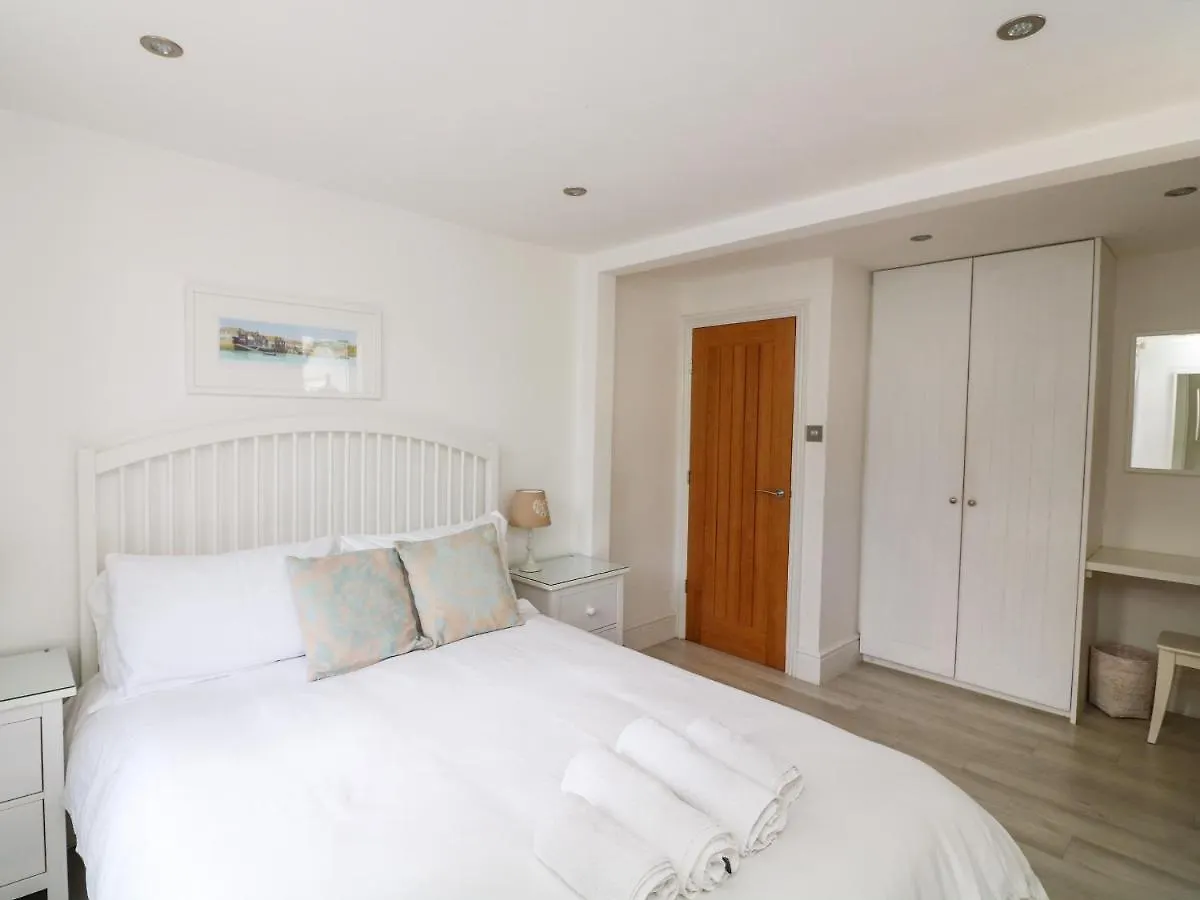 1 Camperdown * Salcombe