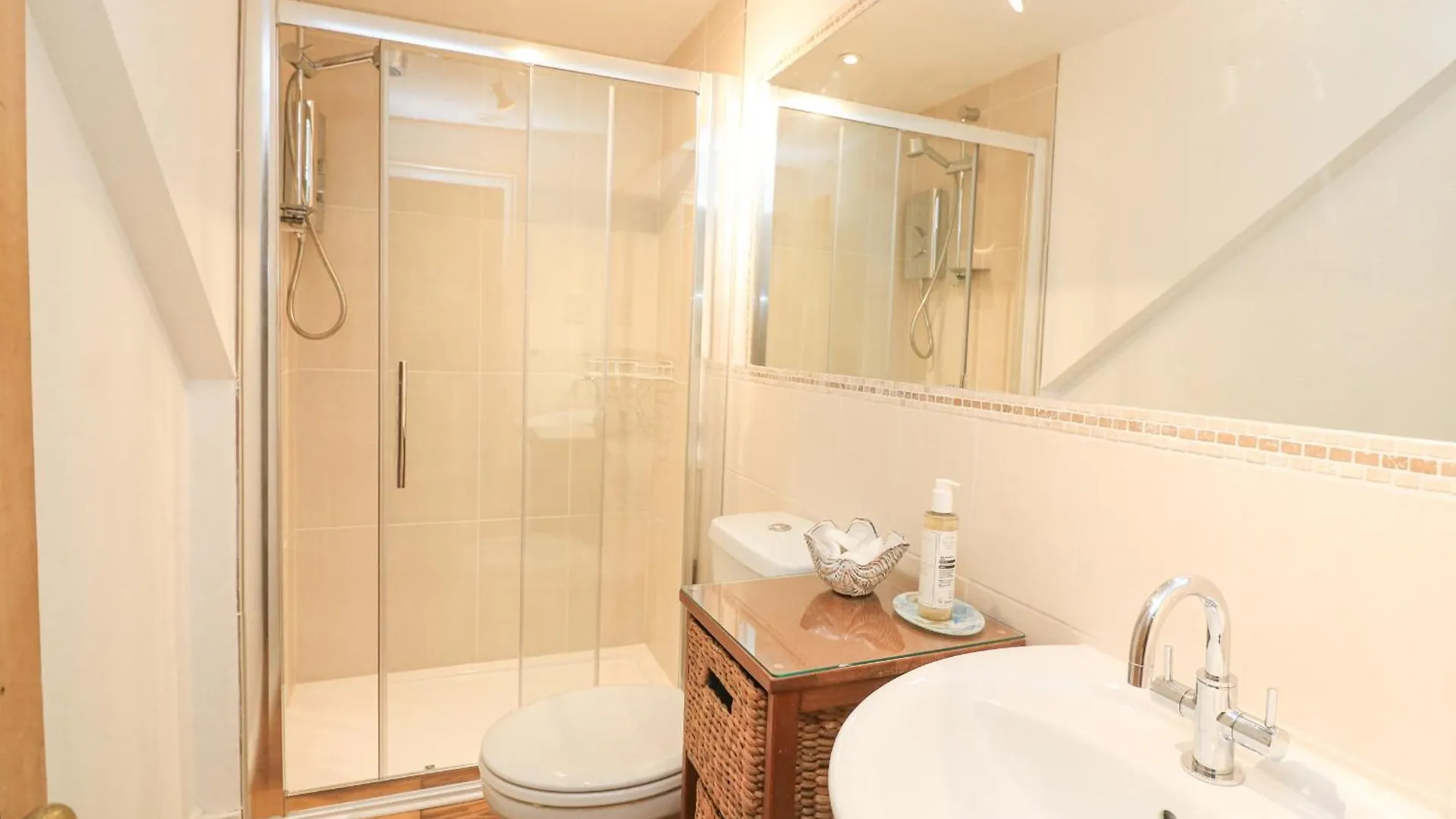 5 Melbury Apartment *