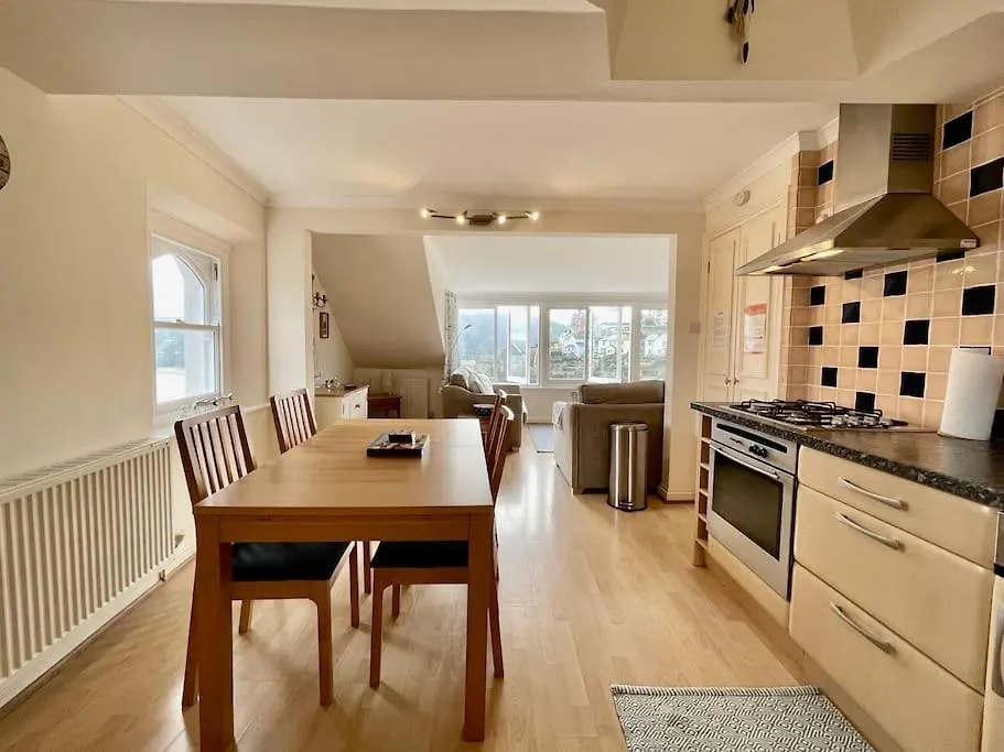 - 2 Bedroom Flat, Fantastic Harbour Views