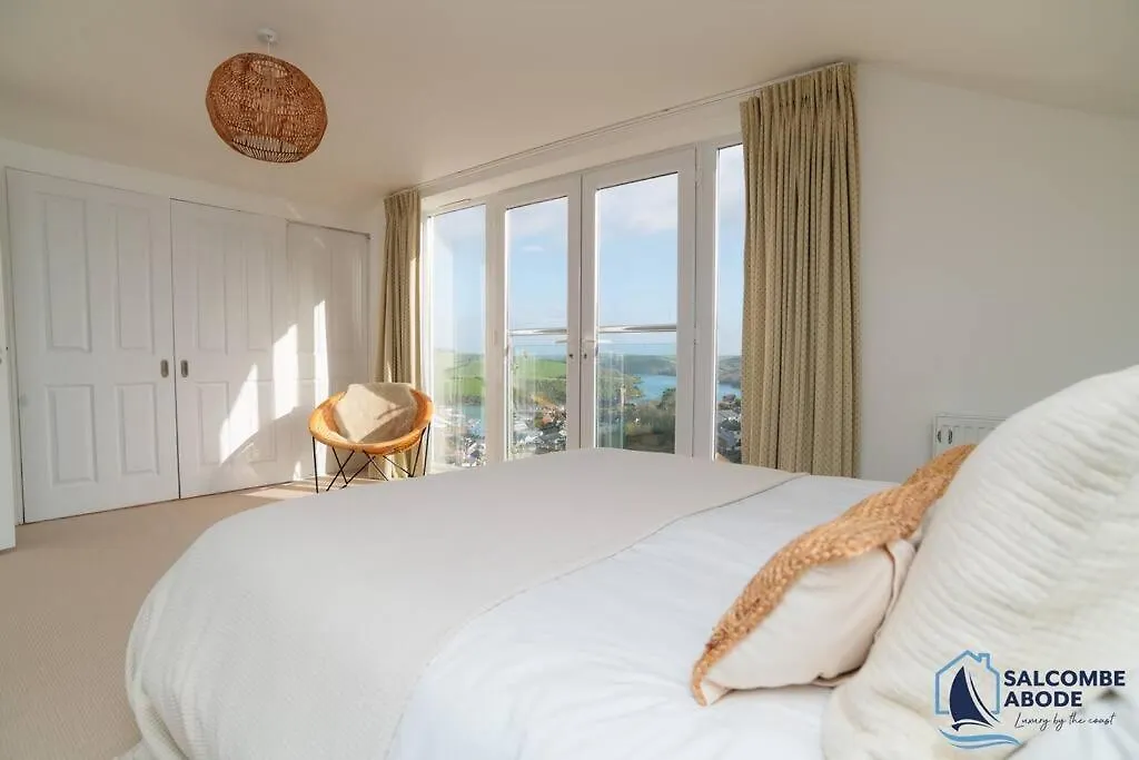 Ultimate Coastal Escape - Stylish & Estuary Views Holiday home