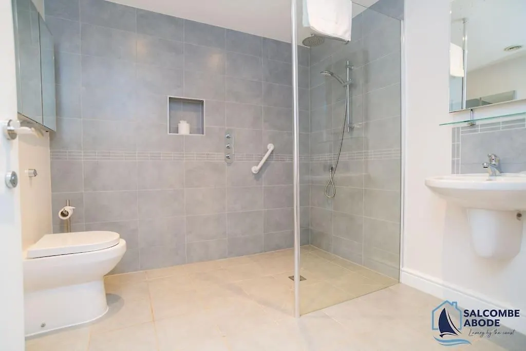 Ultimate Coastal Escape - Stylish & Estuary Views Holiday home