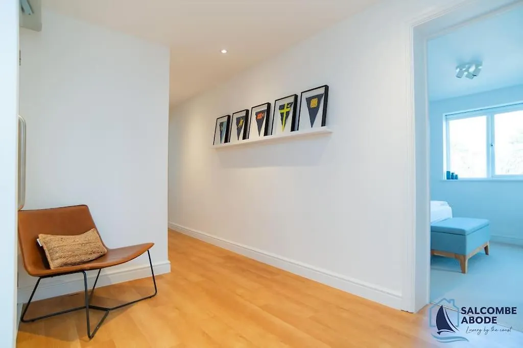 Ultimate Coastal Escape - Stylish & Estuary Views Holiday home *