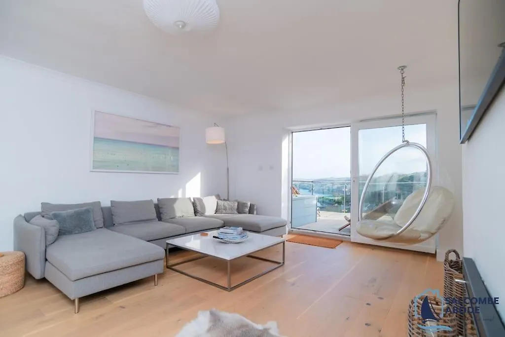 Ultimate Coastal Escape - Stylish & Estuary Views Holiday home