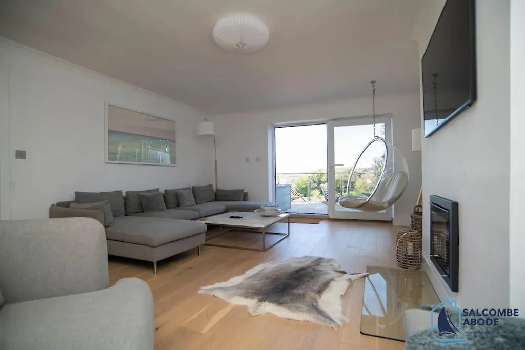 Ultimate Coastal Escape - Stylish & Estuary Views Holiday home