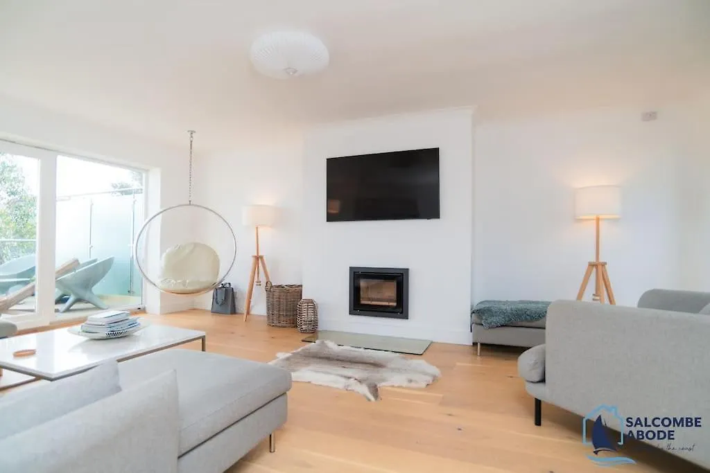 Ultimate Coastal Escape - Stylish & Estuary Views Holiday home *