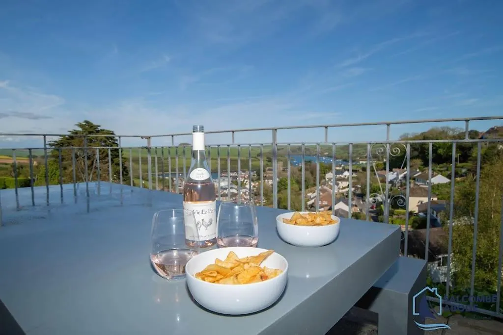 Ultimate Coastal Escape - Stylish & Estuary Views *