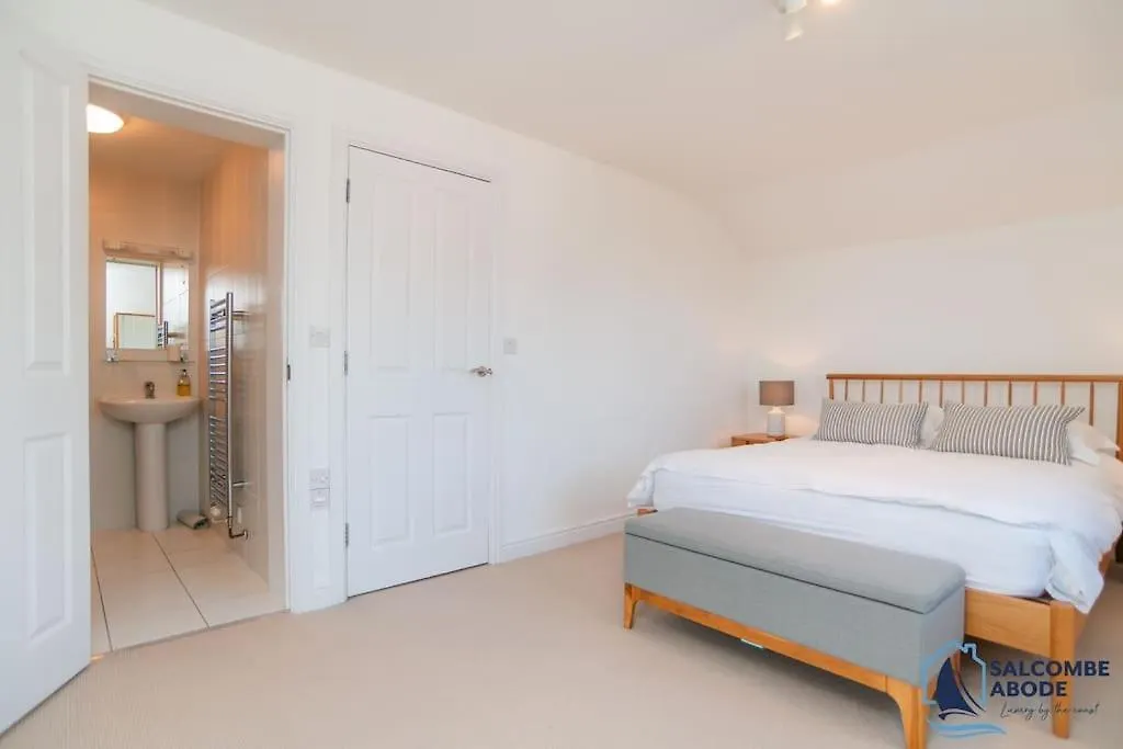 Ultimate Coastal Escape - Stylish & Estuary Views