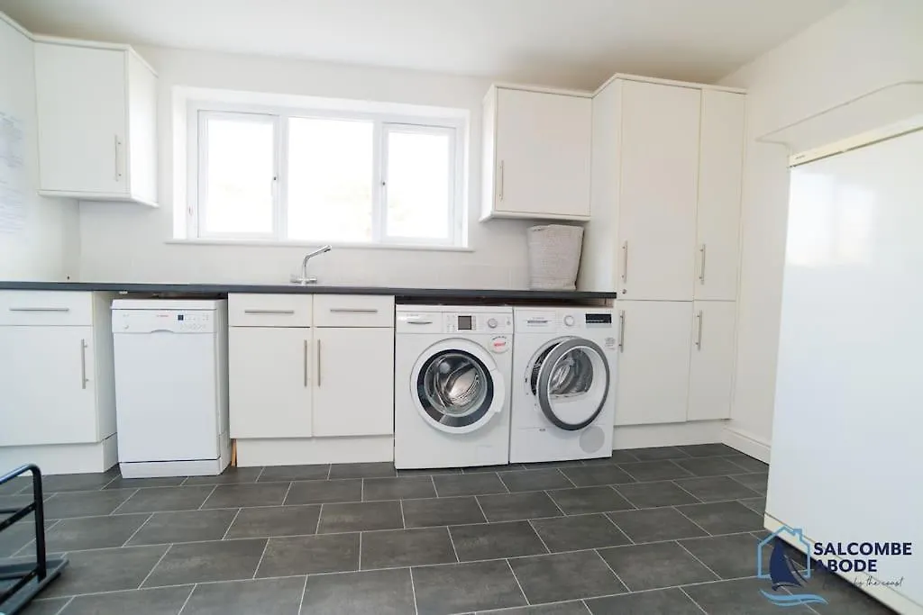 Ultimate Coastal Escape - Stylish & Estuary Views Holiday home Salcombe