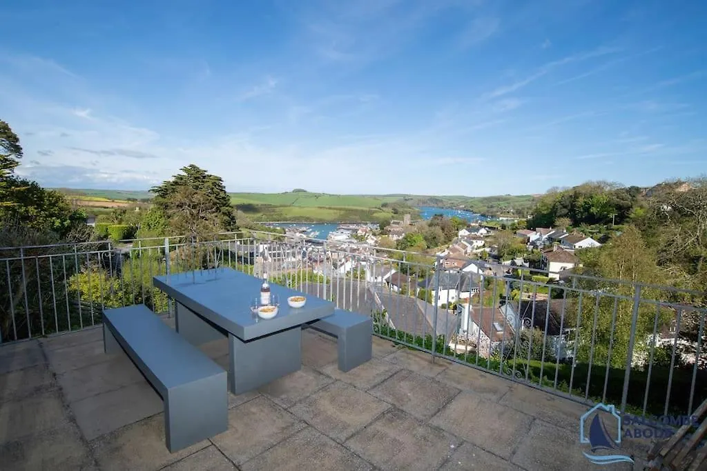 Ultimate Coastal Escape - Stylish & Estuary Views *