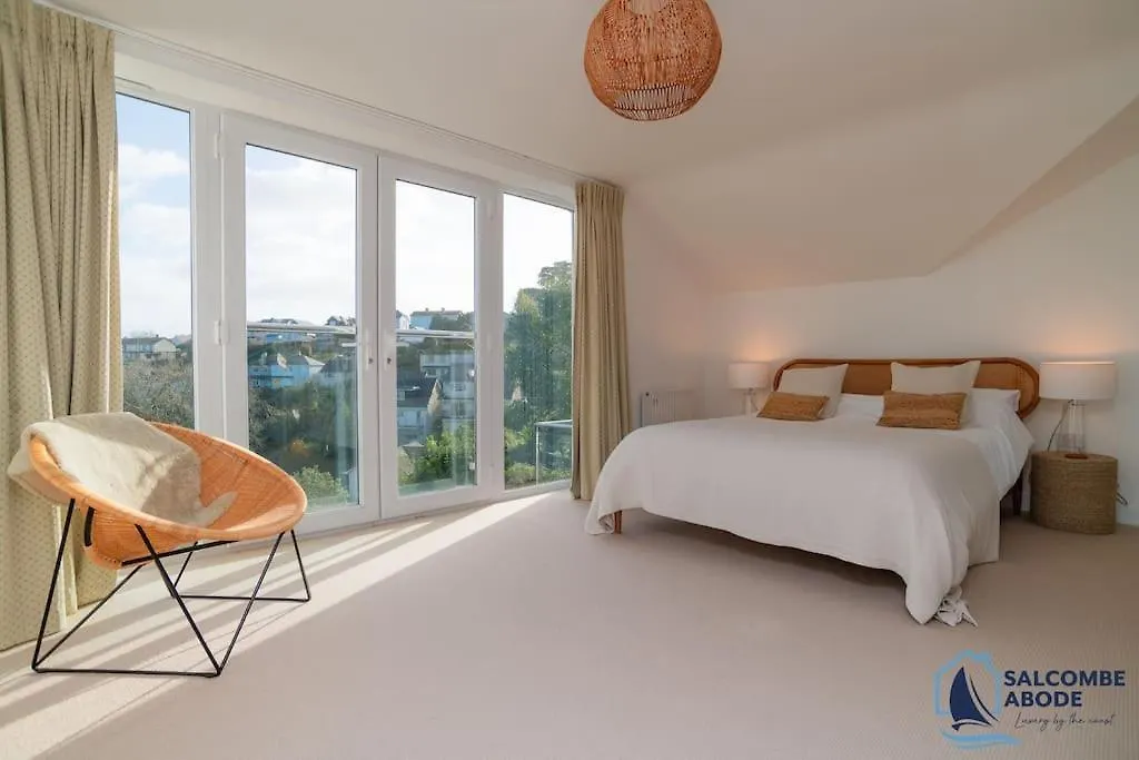 Ultimate Coastal Escape - Stylish & Estuary Views Holiday home