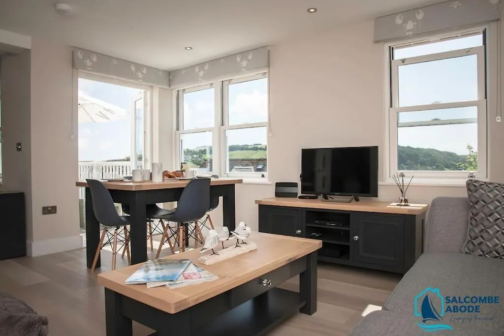 View - Stylish Stay, Estuary Views & Luxury Access *