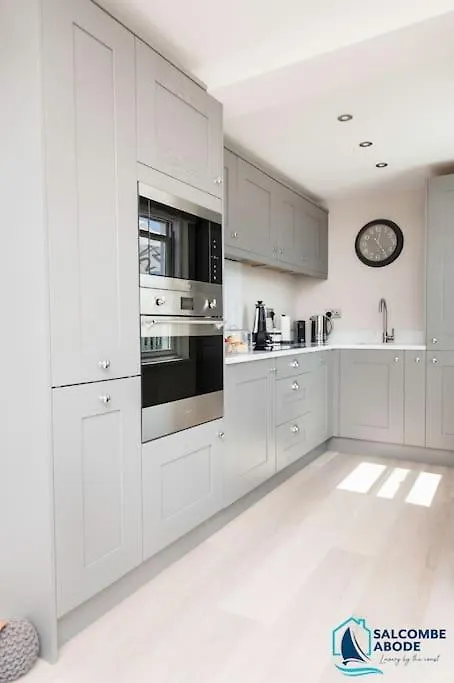 Apartment View - Stylish Stay, Estuary Views & Luxury Access
