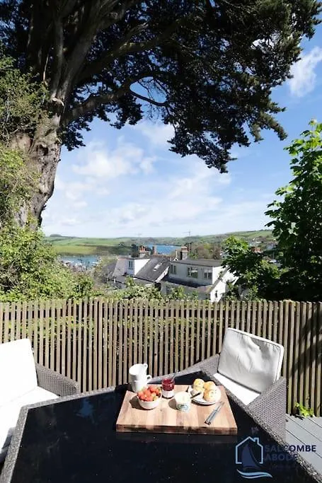 The Hideout-boutique Cabin, Estuary View & Parking Holiday home Salcombe