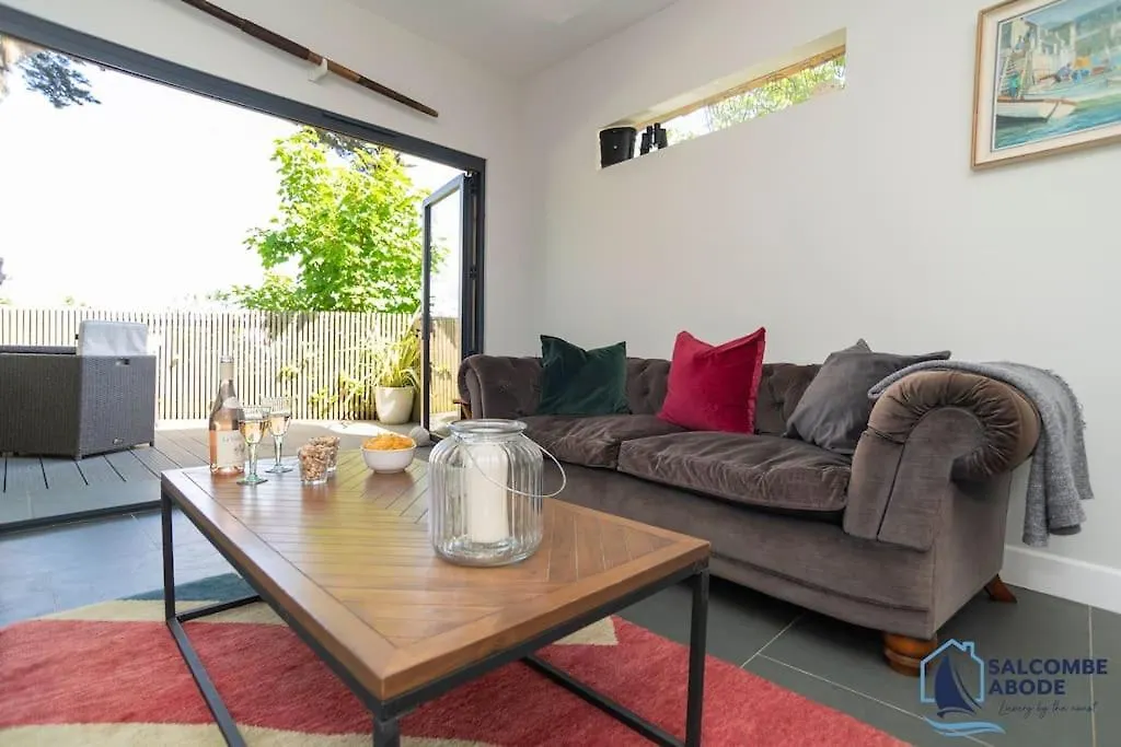 The Hideout-boutique Cabin, Estuary View & Parking Holiday home *