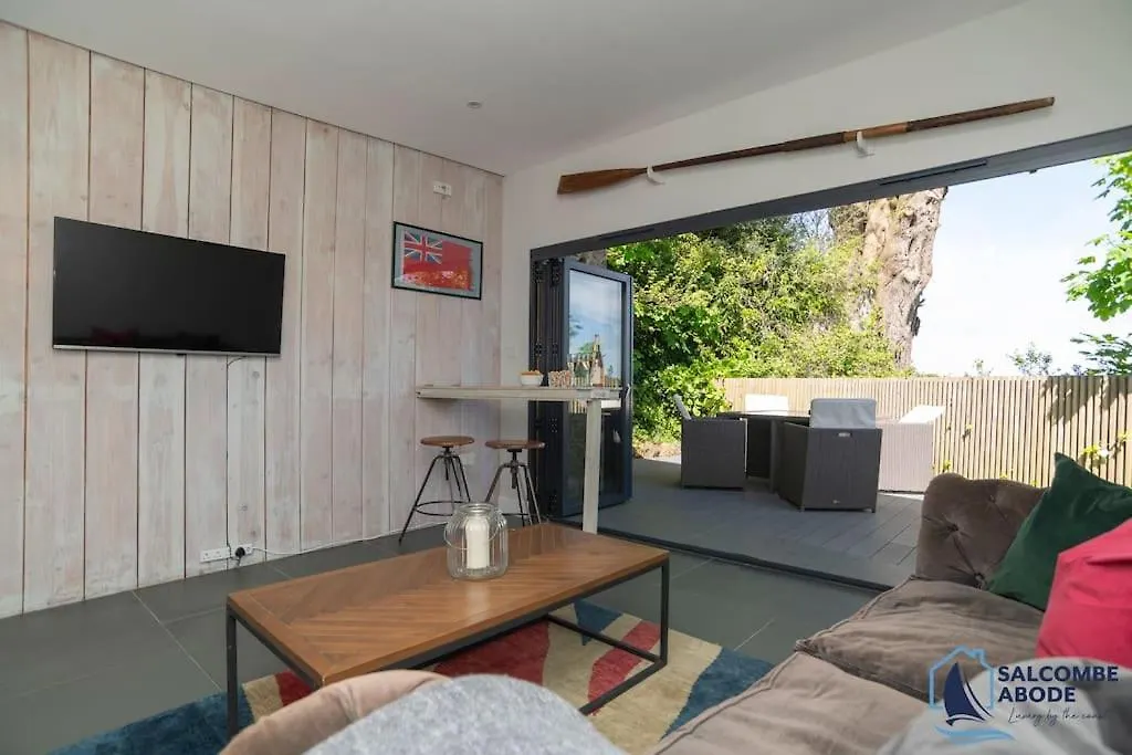 The Hideout-boutique Cabin, Estuary View & Parking *