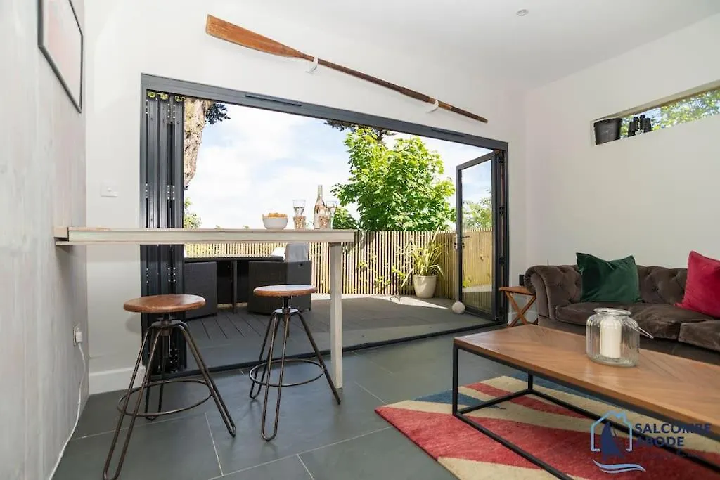 The Hideout-boutique Cabin, Estuary View & Parking * Salcombe