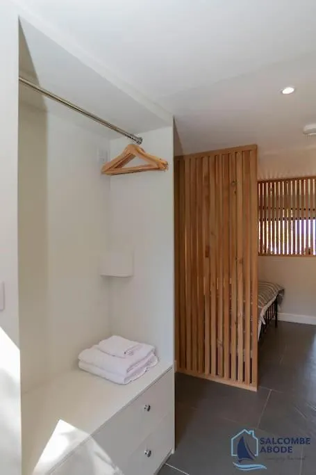 The Hideout-boutique Cabin, Estuary View & Parking Holiday home *