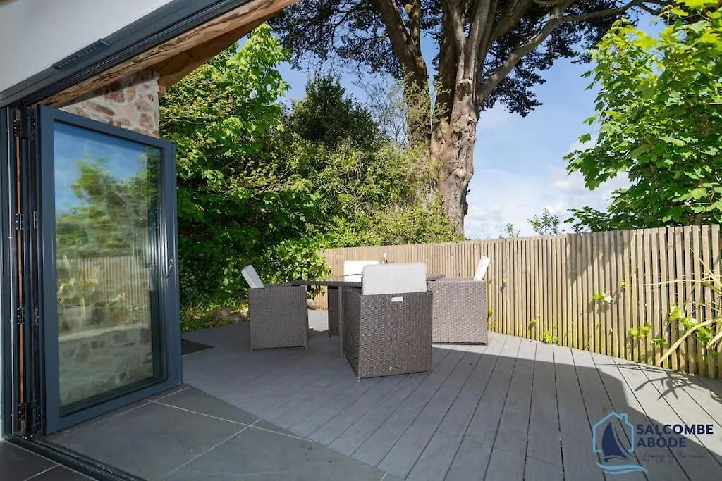 The Hideout-boutique Cabin, Estuary View & Parking Holiday home Salcombe