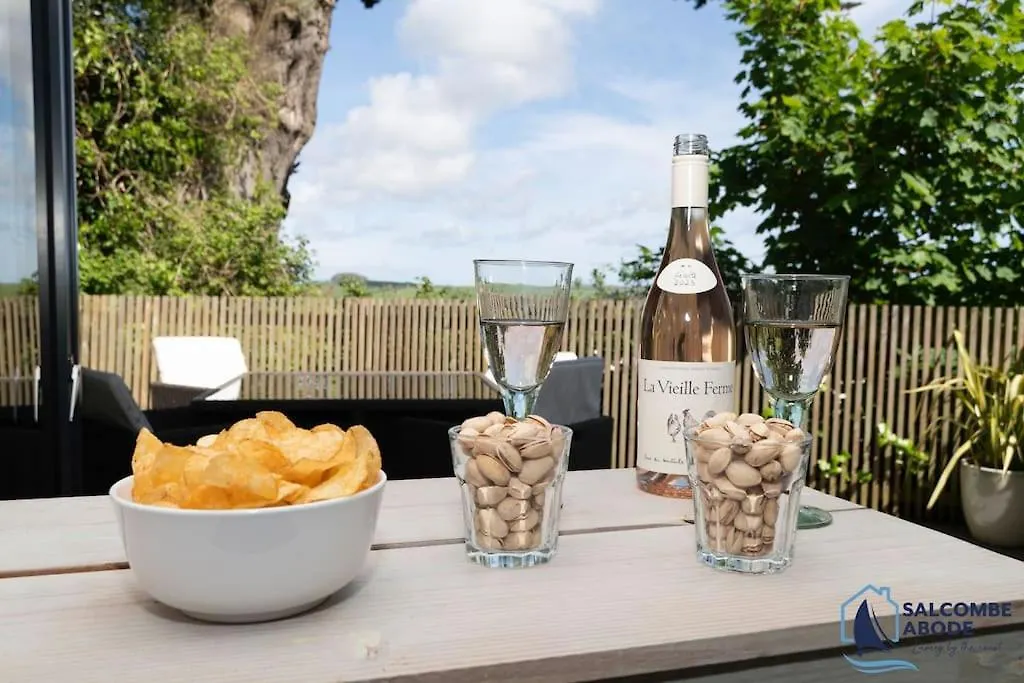 The Hideout-boutique Cabin, Estuary View & Parking