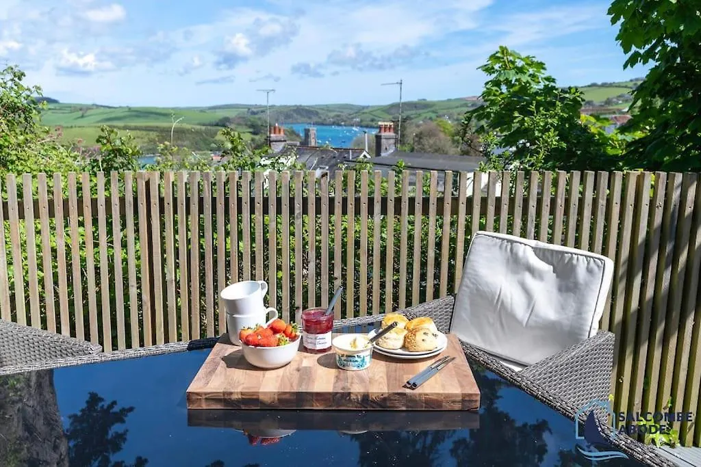 The Hideout-boutique Cabin, Estuary View & Parking Holiday home