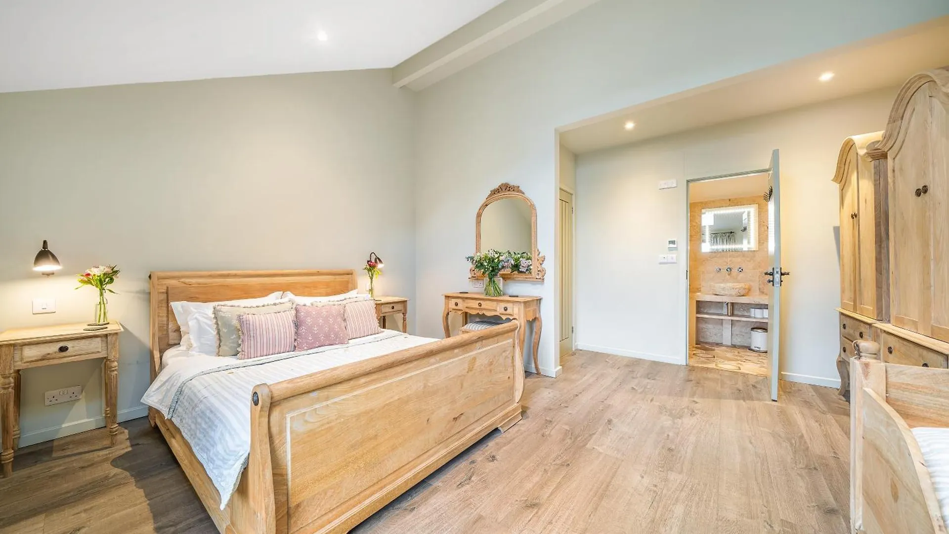 Salcombe Farm - The Recording Studio With Hot Tub And The Stables Apartment *