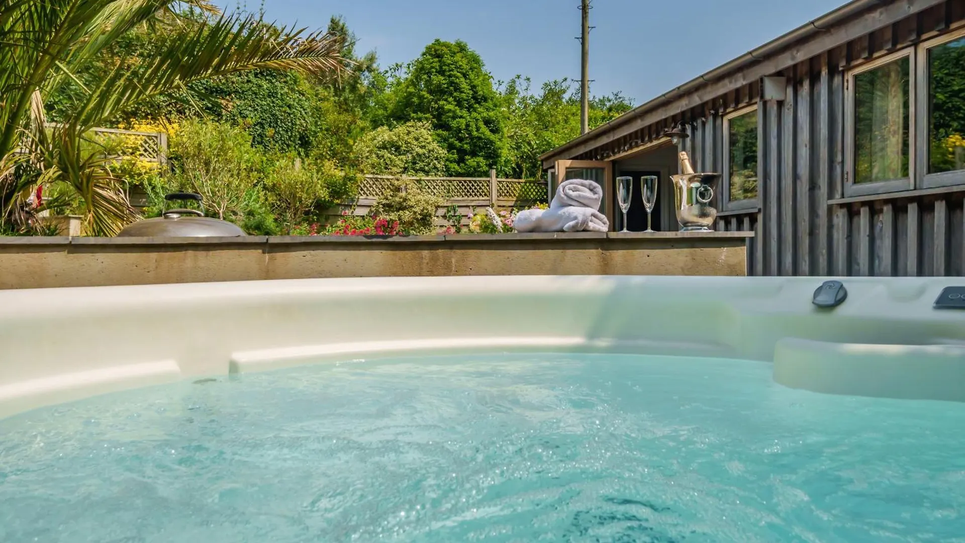 Salcombe Farm - The Recording Studio With Hot Tub And The Stables Apartment
