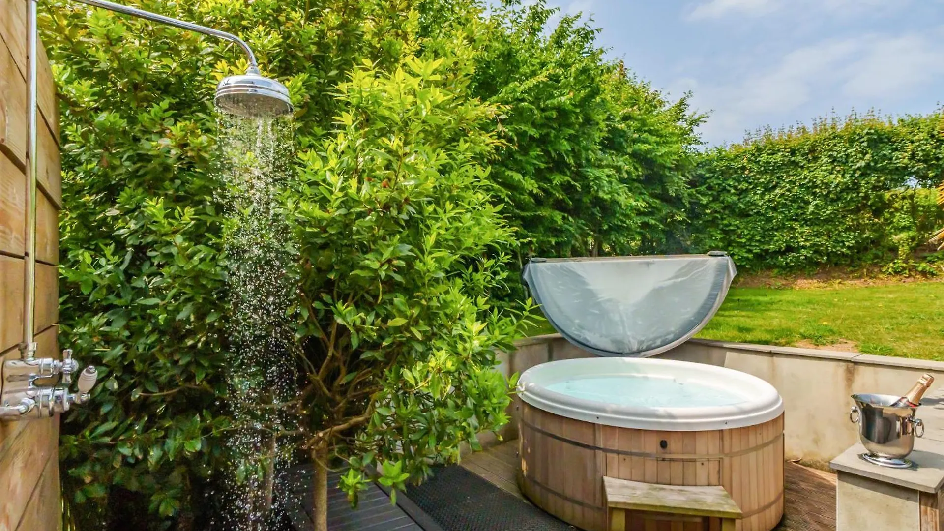 Salcombe Farm - The Recording Studio With Hot Tub And The Stables Apartment