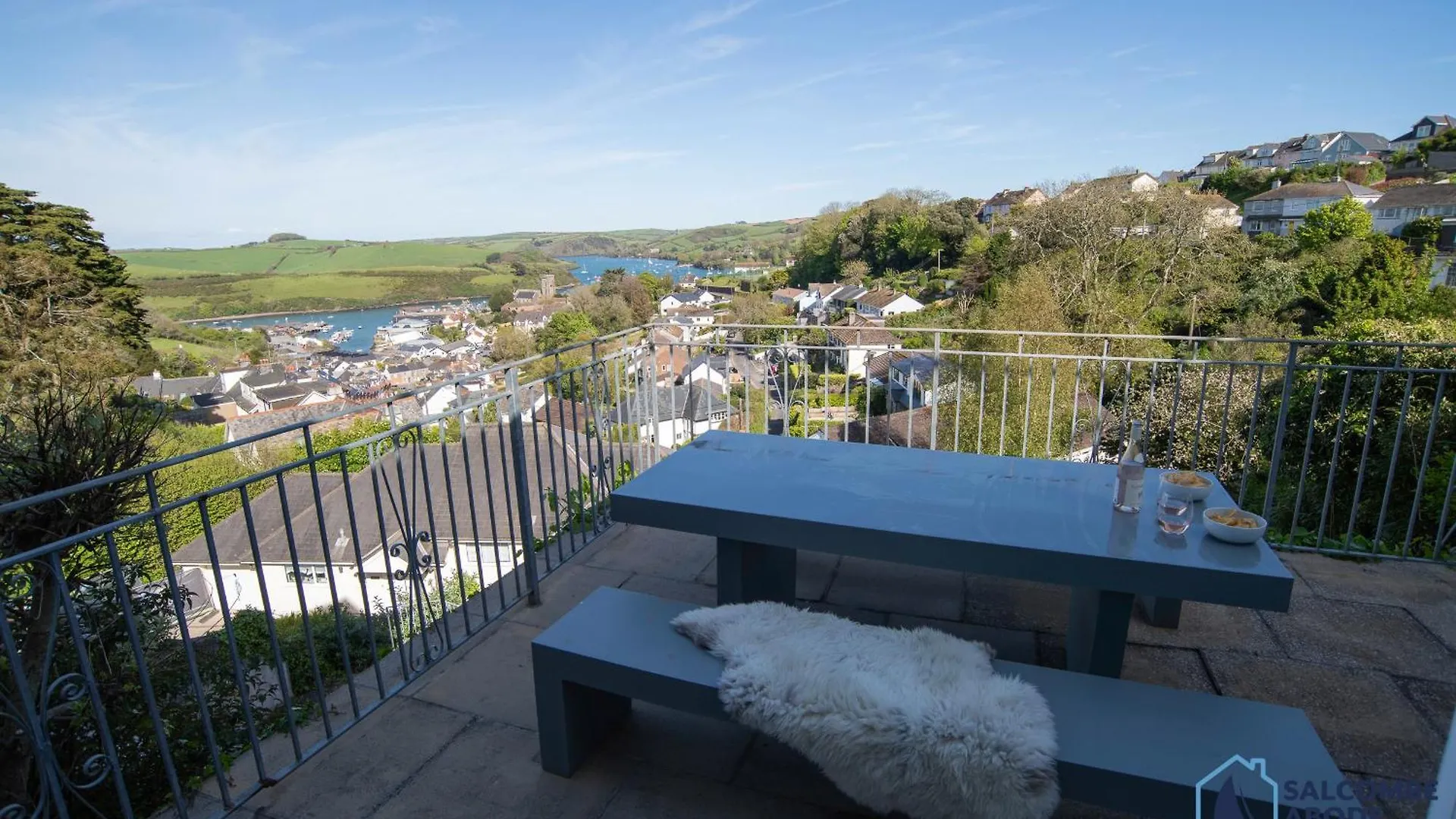 Ultimate Coastal Escape - Stylish & Estuary Views Holiday home Salcombe