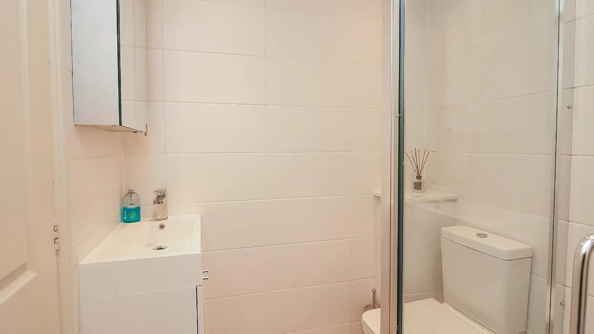 22 Bolt Head Apartment *