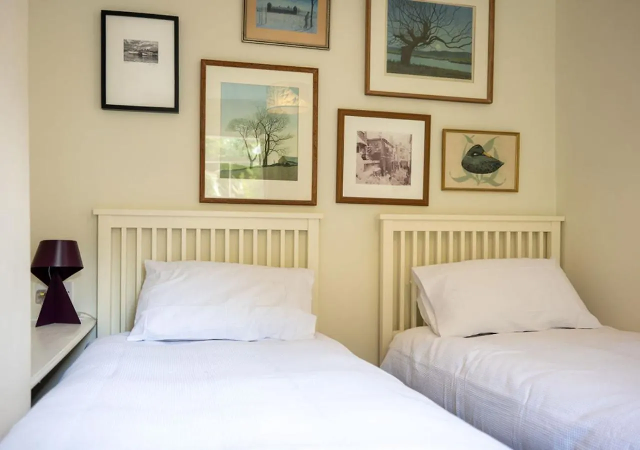 Kennford - Centrally Located Town House *