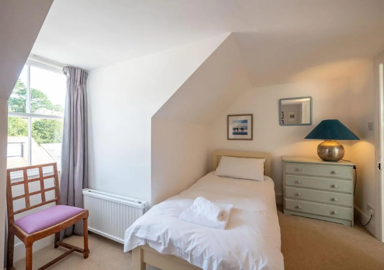 Kennford - Centrally Located Town House