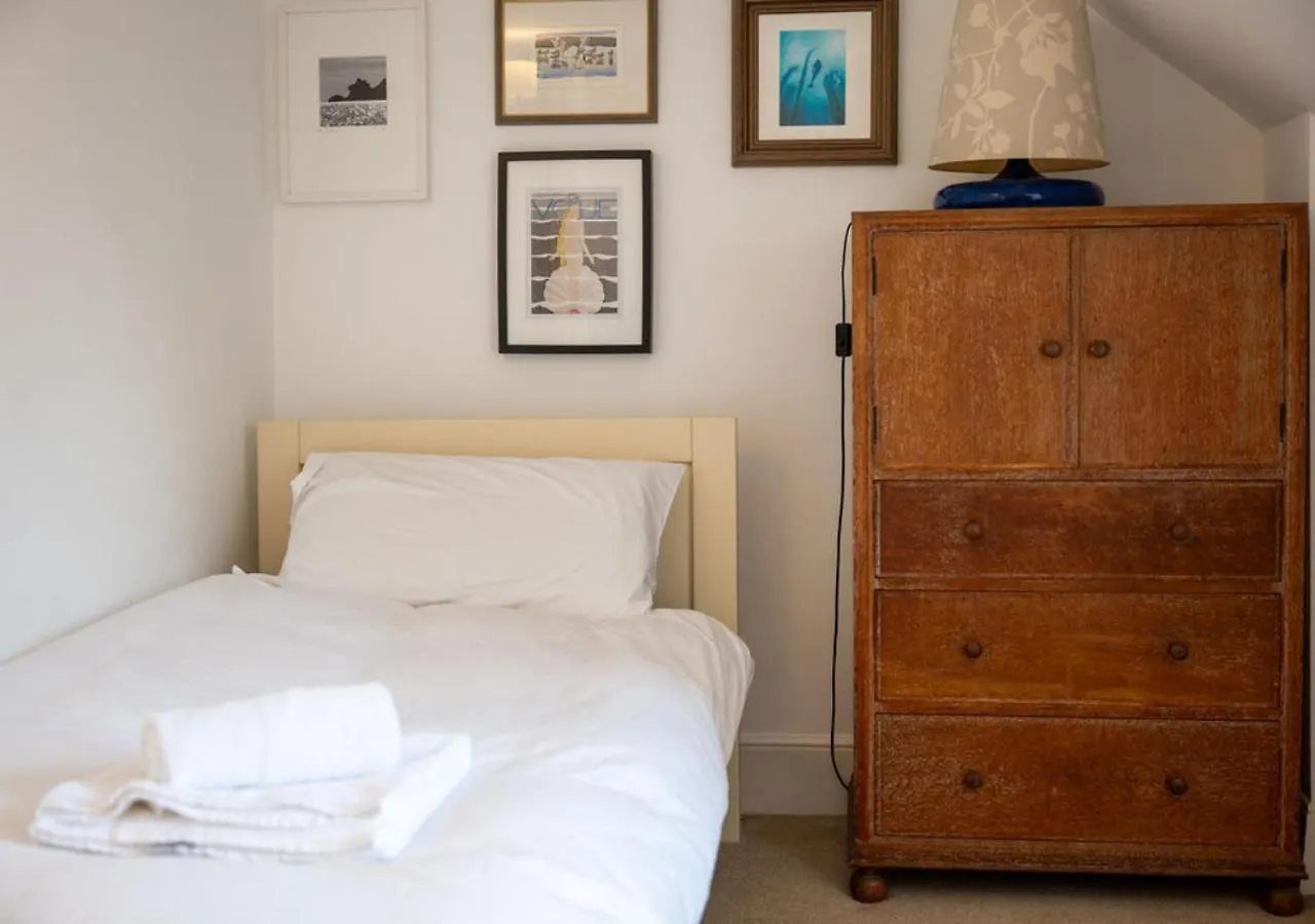 Kennford - Centrally Located Town House Salcombe