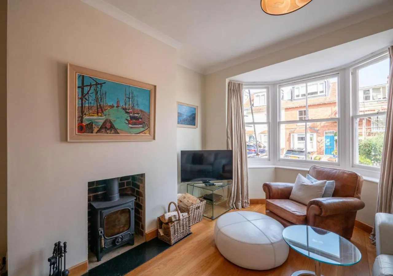 Kennford - Centrally Located Town House