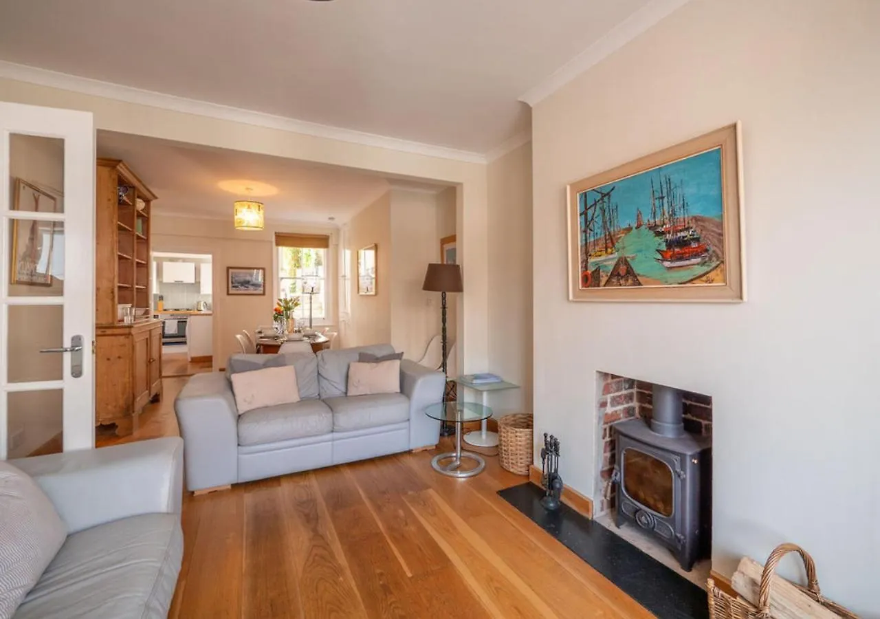 Kennford - Centrally Located Town House Holiday home Salcombe