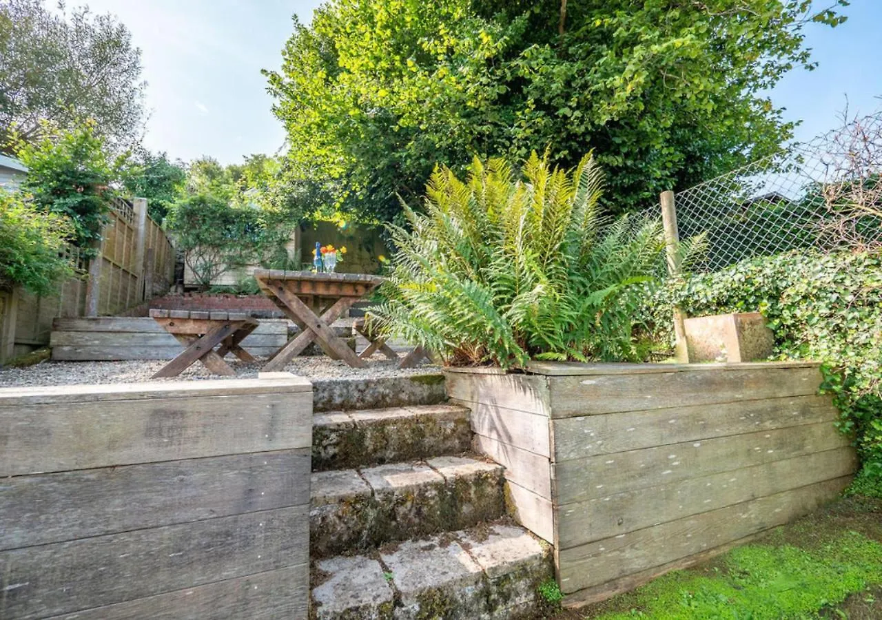 Kennford - Centrally Located Town House Holiday home