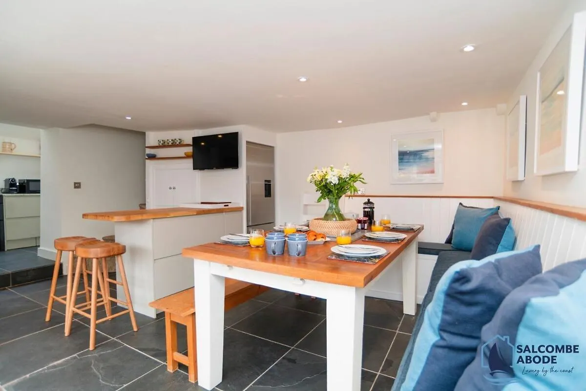 Mudlark - Boutique Style Coastal Gem *