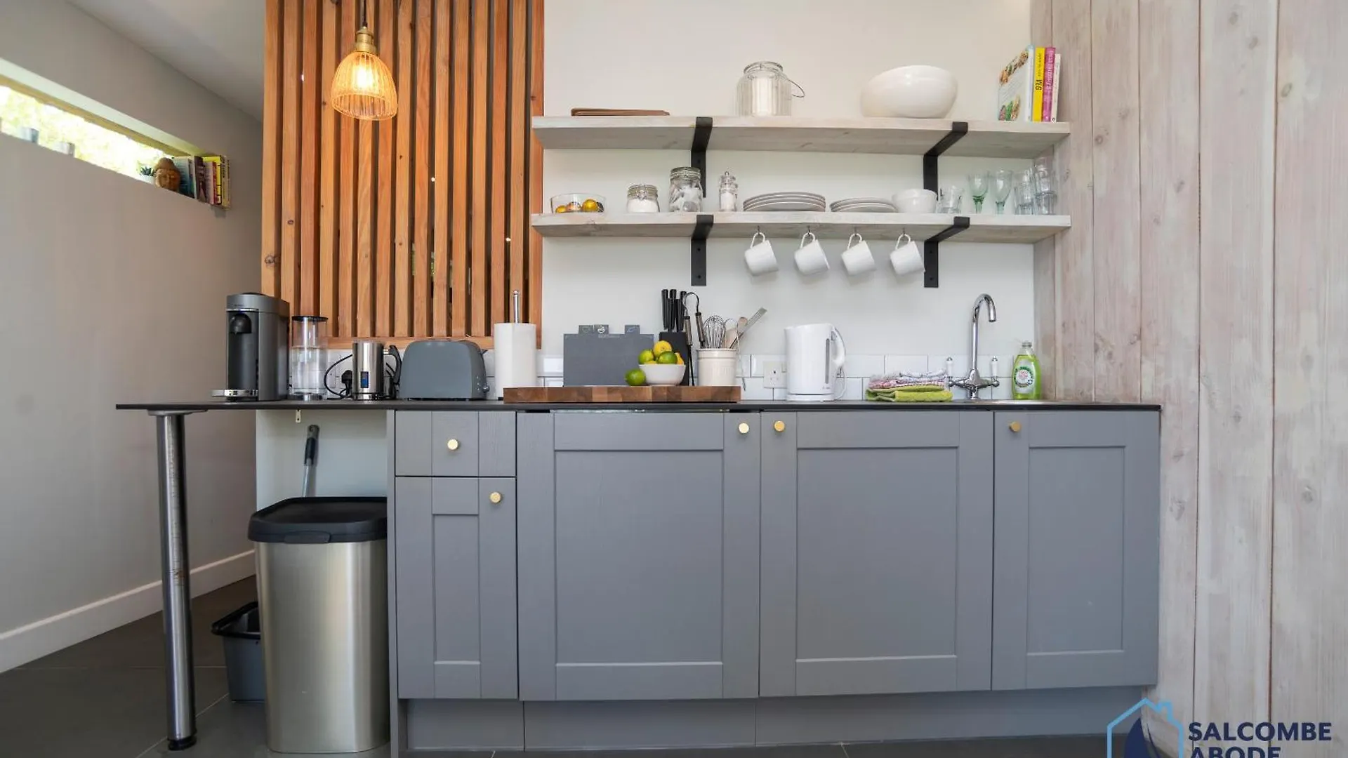 The Hideout-boutique Cabin, Estuary View & Parking Holiday home *