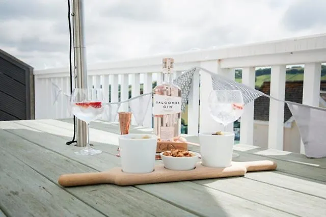 View - Stylish Stay, Estuary Views & Luxury Access Apartment