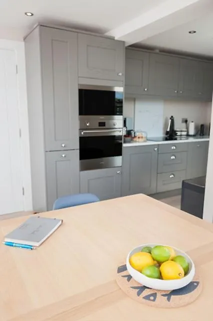 View - Stylish Stay, Estuary Views & Luxury Access Apartment *