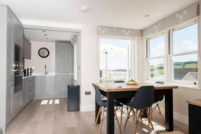 View - Stylish Stay, Estuary Views & Luxury Access *